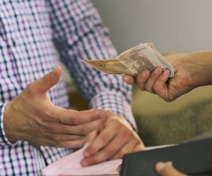 Lời nói của mẹ vợ hôm đó như nhát búa giáng vào đầu tôi và mẹ tôi