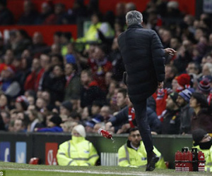 Mourinho bỏ họp báo sau khi bị đuổi lên khán đài