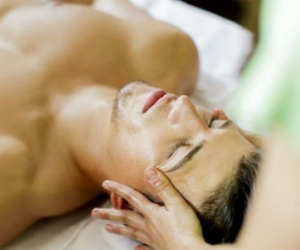 Thiếu nữ 16 tuổi mát-xa "tới bến" và nỗi chua chát đầu đời