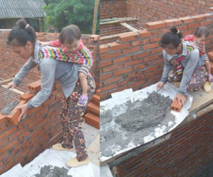 Thương quá em bé theo mẹ đi xây, chênh vênh nguy hiểm trên cao
