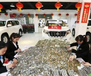 Trung Quốc: Đánh xe chở tiền lẻ nặng nổ cả lốp đi mua xe sang