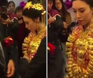 Xôn xao video lấy chồng đại gia 70 tuổi, cô gái 20 tuổi được tặng 20kg vàng đeo trĩu cổ