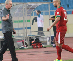 Alfred Riedl nghiên cứu băng hình về tuyển Việt Nam