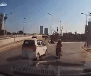 Clip: Pha "đốn người" ghê rợn của taxi và cú phi thân liều mạng tại ngã tư