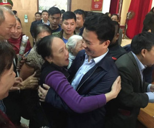 Hàng trăm tư thương cảm phục ôm hôn chủ tịch tỉnh trẻ tuổi