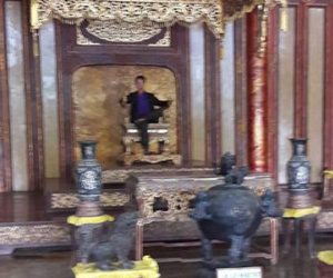 Kiểm tra hình ảnh nam thanh niên ngồi lên ngai vàng ở cung điện Thái Hòa