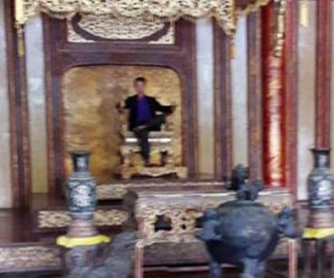 Sự thật du khách ngồi lên ngai vàng nhà Nguyễn