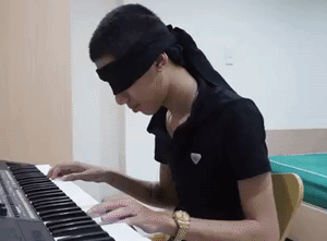 Chàng trai bịt mắt chơi đàn: "Mặc kệ ai nói mình sống ảo"