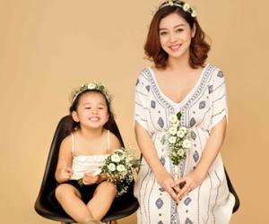 Jennifer Phạm tạo dáng với con gái trước khi nghỉ sinh
