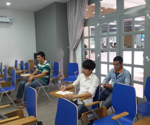 Ngày hội nghề nghiệp: Sinh viên đến nhận quà, nghe hát rồi... về
