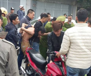 Nổ súng bắt đối tượng "ngáo đá" ôm bình gas cố thủ