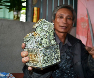 Yêu cầu dân nộp lại vật lạ nghi ấn tín của vua