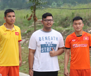 CĐV Indonesia chặn đường... giao lưu với Công Phượng
