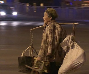 Người mẹ già Trung Quốc bán hàng cả đêm kiếm tiền cho con trai