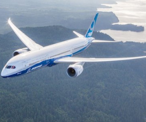 Phi cơ chở 338 hành khách phun lửa giữa không trung