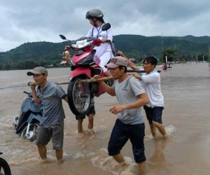4 "soái ca" khiêng nữ sinh trên xe máy qua lũ gây sốt