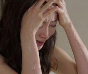 5 giờ sáng vợ tôi bất ngờ trở về nhà với đôi mắt sưng húp, quần áo xộc xệch