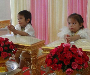 Cặp song sinh 3 tuôi đẹp như tranh được cho cưới vì là "tình nhân kiếp trước"