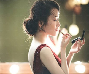 Chồng đánh rơi cả vali hành lí khi nhìn thấy cô vợ “nhăn nhúm” của mình sau 2 tháng đi công tác về