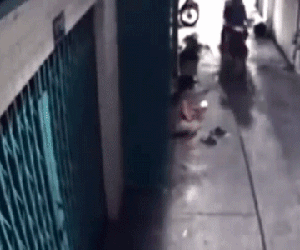 Clip: Nam thanh niên ngã sấp mặt khi đuổi theo hai tên cướp giật điện thoại ở Sài Gòn