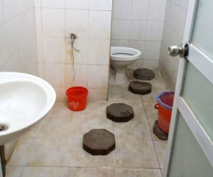 Hà Nội: Bịt mũi, lót gạch đi vệ sinh ở bệnh viện