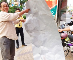Hai mẹ con suýt chết vì tôn từ biển quảng cáo bay ra đường