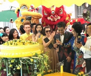 MC Thanh Bạch tổ chức tiệc sinh nhật "dị" và hoành tráng tại nhà riêng