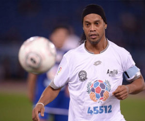 Ronaldinho và Riquelme trở lại thi đấu giúp Chapecoense tái thiết