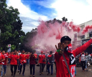 Cổ động viên Indonesia áp đảo fan Việt Nam với pháo khói