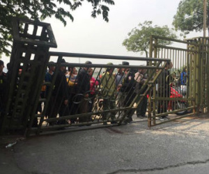 Người mua vé xô đổ cổng trụ sở VFF