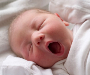 Trẻ sinh ra xấu xí nhưng có biểu hiện này lại chứng tỏ bé khỏe, khôn hơn người