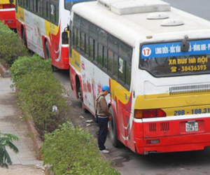 Dân vô tư “tè bậy” trên đường phố Hà Nội