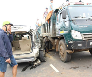 Dừng đèn đỏ, ôtô 7 chỗ bị xe tải tông, 5 người thoát chết