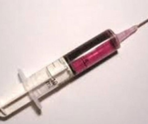 Nữ giám đốc thuê người truyền HIV cho con tình địch