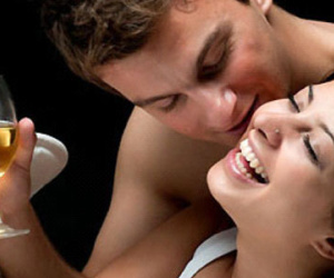 Rượu có thực sự làm chàng hăng say hơn trong chăn gối?
