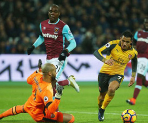 Sanchez lập hattrick, Arsenal lên nhì bảng
