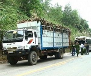 Xe khách đâm đuôi xe tải, 11 người bị thương