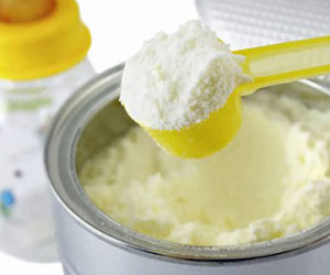 Bé 2 tuổi đã sỏi thận, bác sĩ sau khi khám mắng bố mẹ té tát vì lỗi pha sữa sai lầm