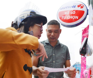 Dân Hà Nội đổ xô mua xổ số kiểu Mỹ ngày đầu bán chính thức