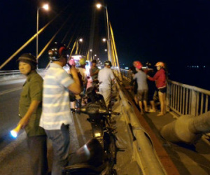 Dựng xe trên cầu Rạch Miễu, nam thanh niên lao mình xuống sông Tiền
