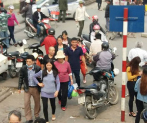 Hà Nội: Bệnh nhân, người nhà lỉnh kỉnh đi bộ đến bệnh viện vì phải gửi xe cách nửa cây số
