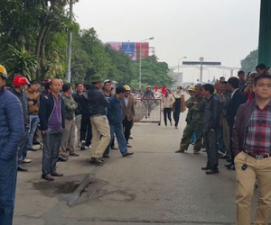 Đơn vị BOT nói "dân hiểu sai", hơn 30 ô tô tiếp tục vây trạm thu phí cầu Bến Thủy