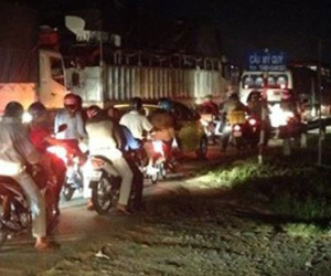 Kẹt xe 5 km vì ôtô tải chắn ngang quốc lộ 1
