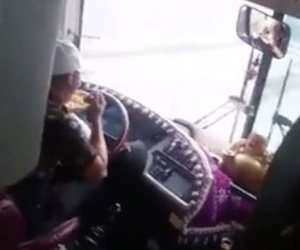 Tài xế vừa lái xe vừa ăn mỳ: "Tôi rất hối hận, mong được tha thứ"