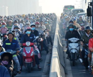 Xe khách móp đầu sau va chạm, hàng ngàn phương tiện "chôn chân" trên cầu Sài Gòn