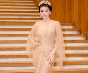 10 giai nhân gây sốt năm qua vì "nghiện" váy màu nude