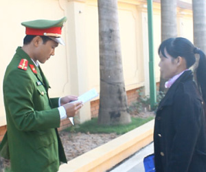 18 năm bặt tin, người chồng nặng tình chờ vợ ngày đặc xá