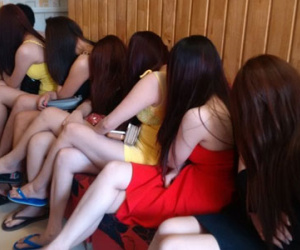 Gái mại dâm ra nước ngoài "bán hoa" tăng