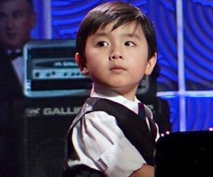 Khoảnh khắc đàn, hát gây sốt của "thần đồng" gốc Việt Evan Le