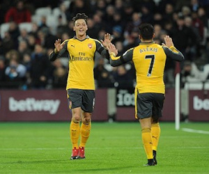 Làm khó Arsenal, Oezil và Sanchez đòi lương bằng Pogba